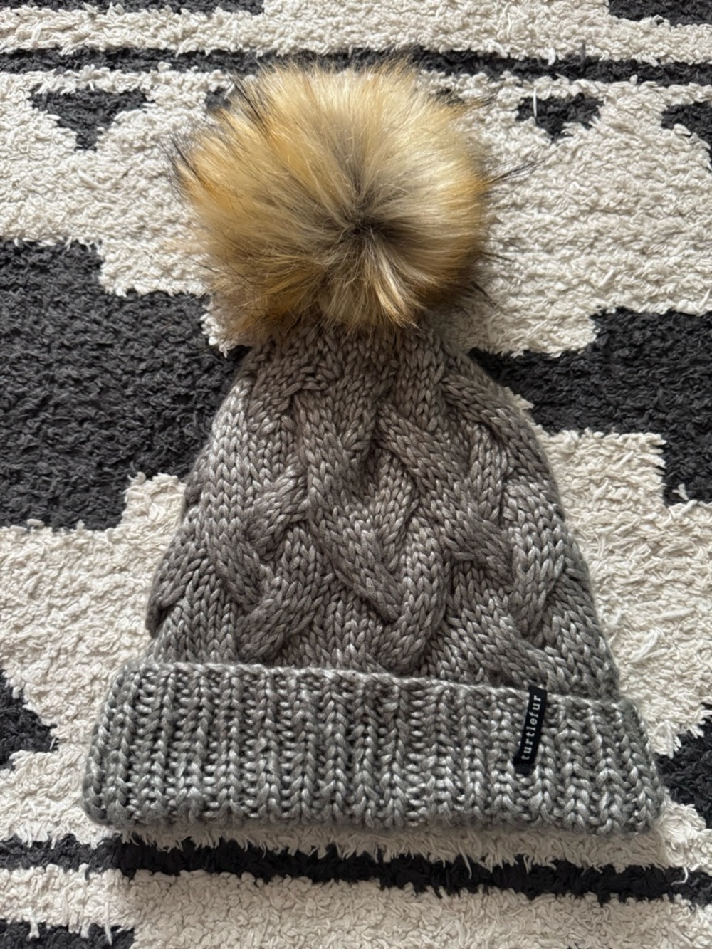 Women’s Cable Knit Pom Beanie - Gray with Faux Fur Pom Turtle Fur